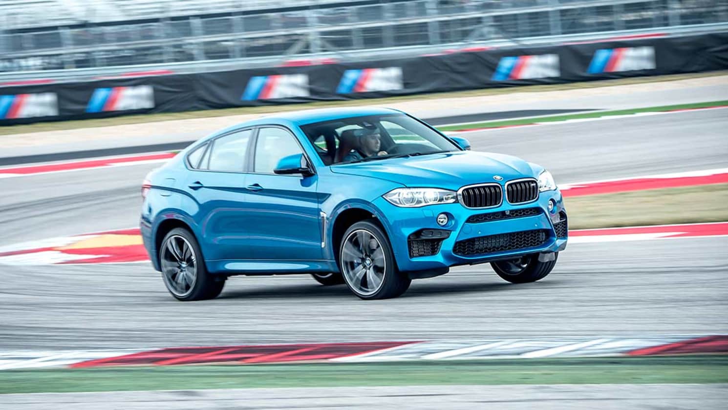 2015 BMW X6 M tackles Turn 1 at COTA